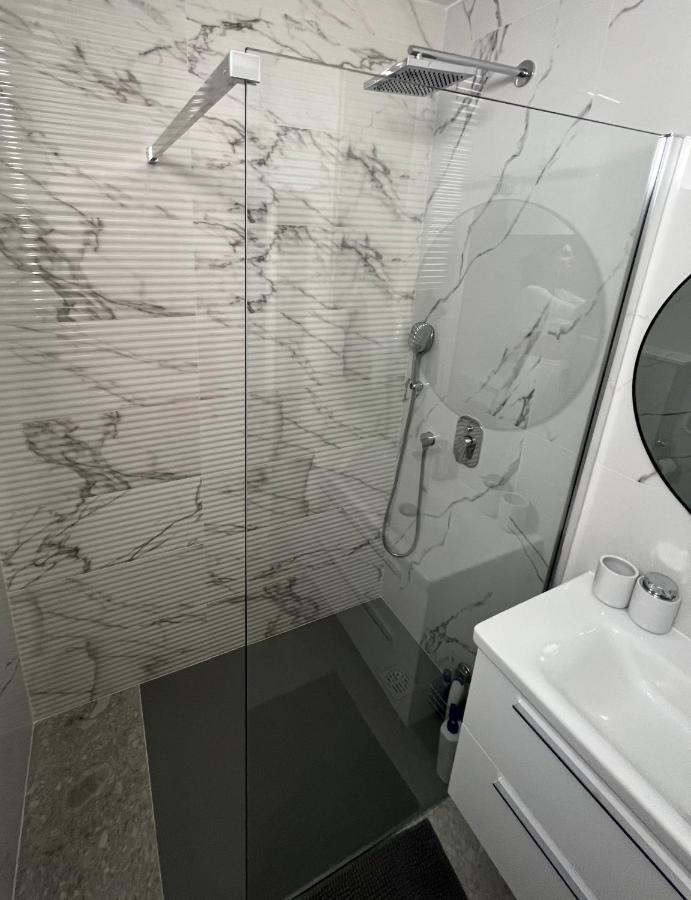 City Center Apartment Twiggy Макарска Екстериор снимка