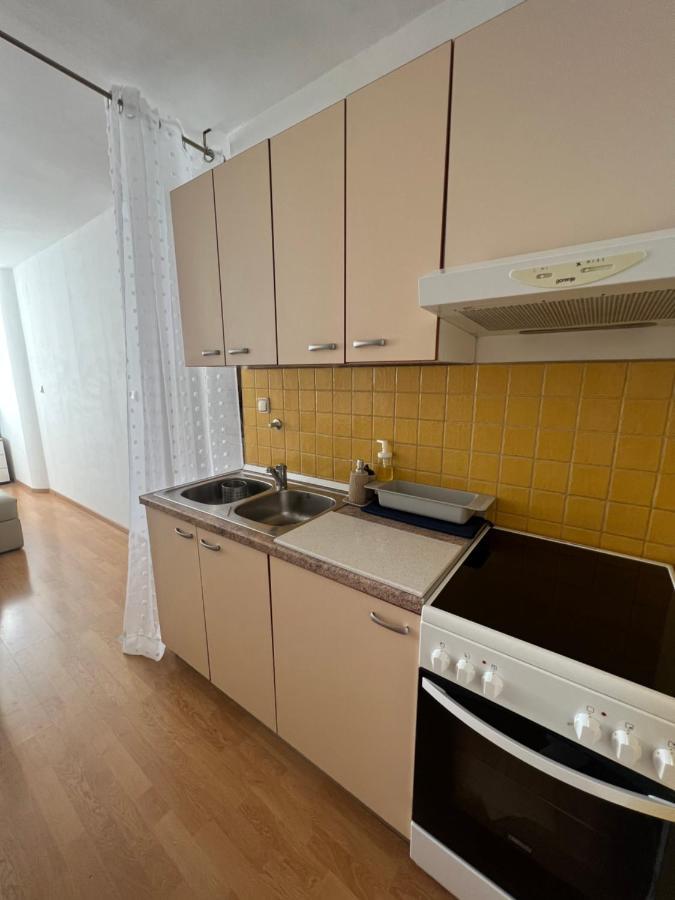 City Center Apartment Twiggy Макарска Екстериор снимка